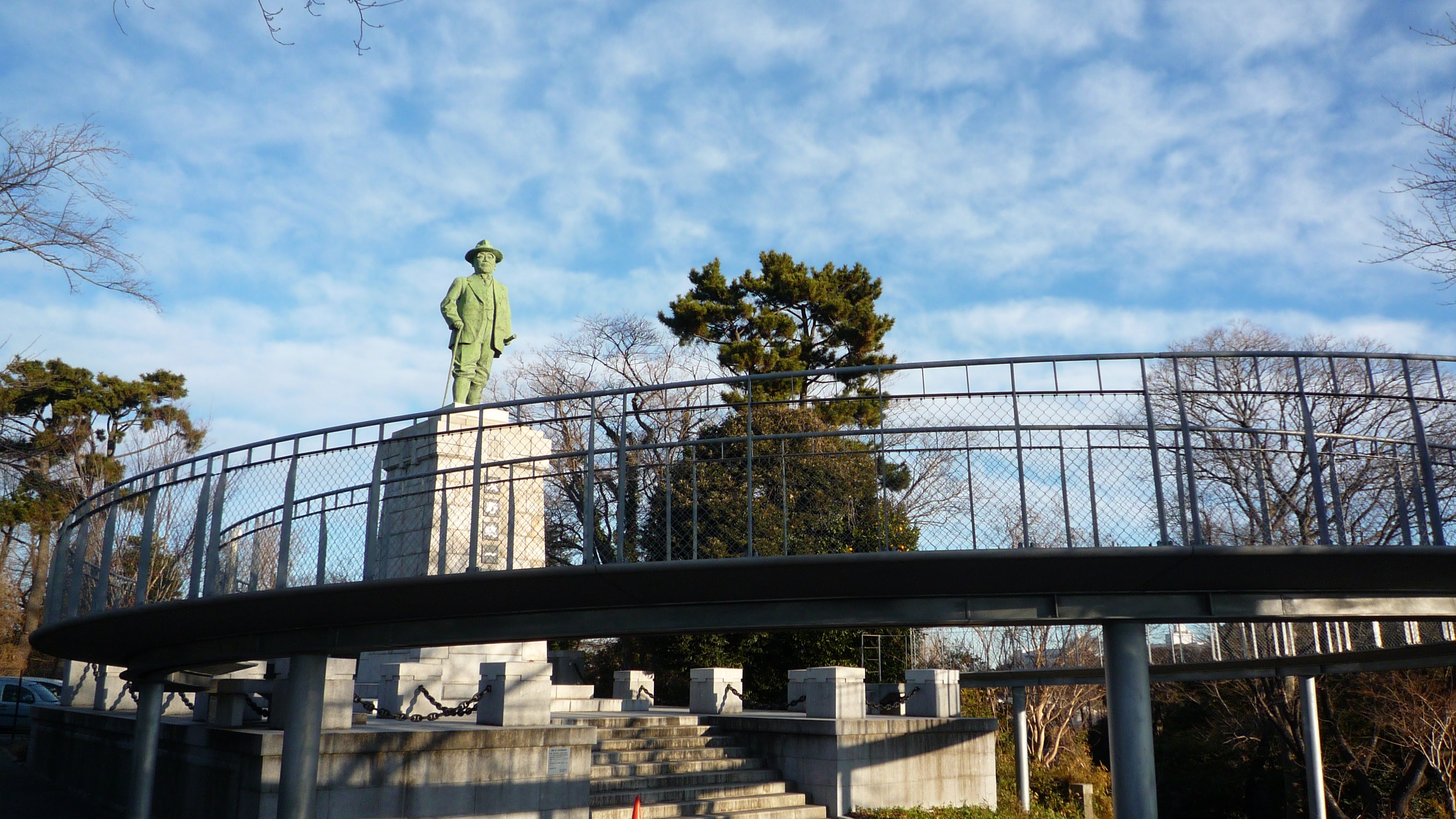 (参考 2025年1月撮影) 浅野総一郎像と100周年リング