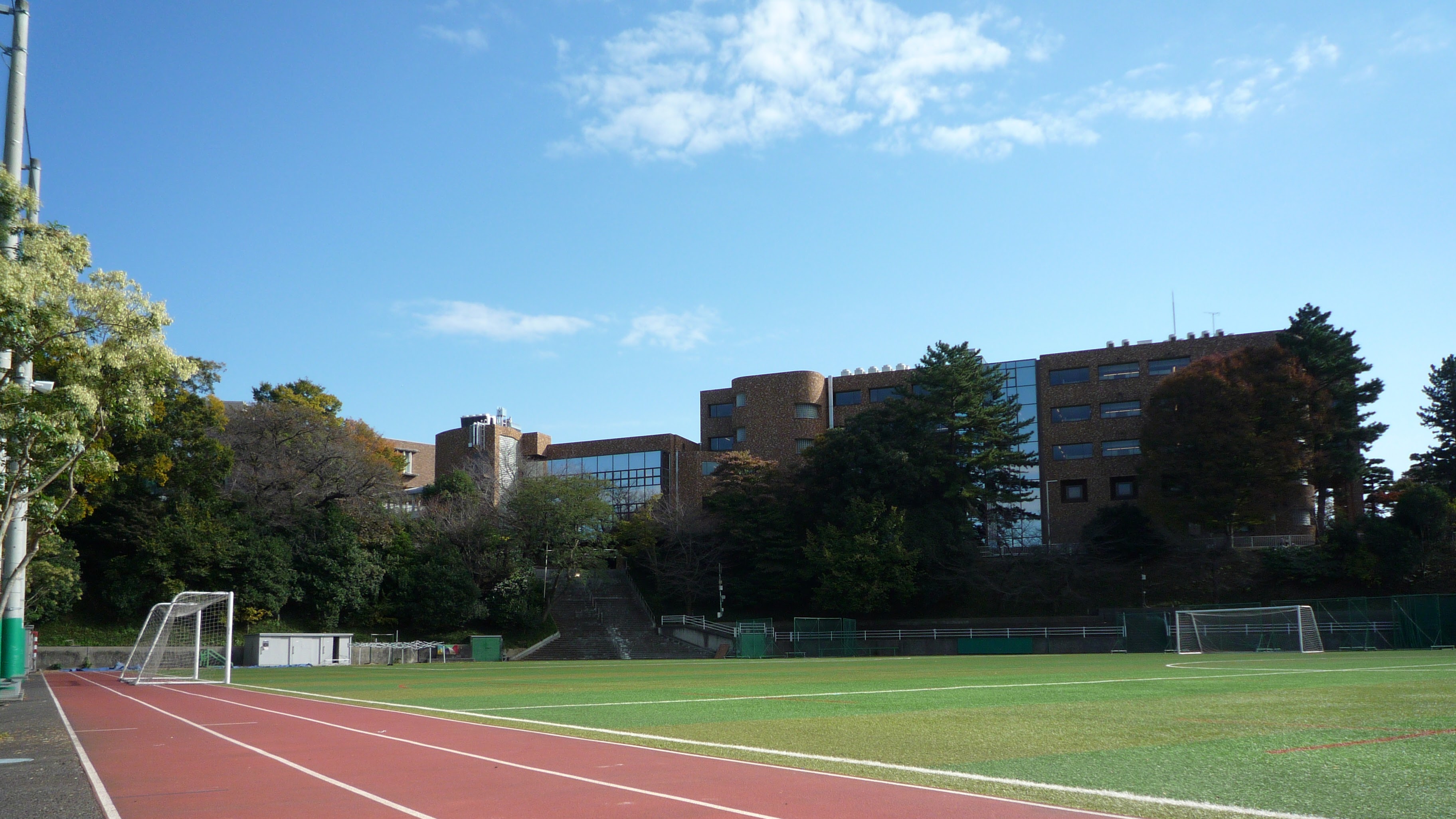 (参考 2024年11月撮影) グラウンドからの中学棟